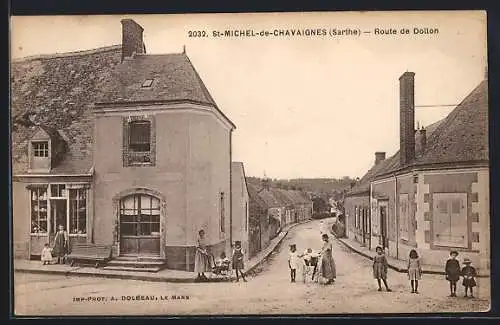 AK Saint-Michel-de-Chavaignes, Route de Dollon avec enfants dans la rue