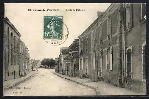 AK Saint-Cosme-de-Vair, Route de Bellême avec bâtiments anciens