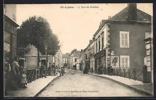 AK Saint-Calais, Rue du Guichet animée avec passants et bâtiments historiques