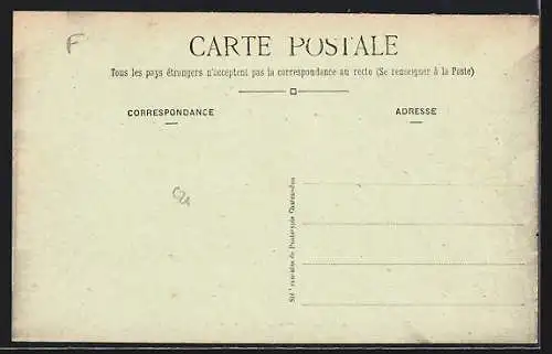 AK Saint-Calais, Rue du Guichet animée avec passants et bâtiments historiques