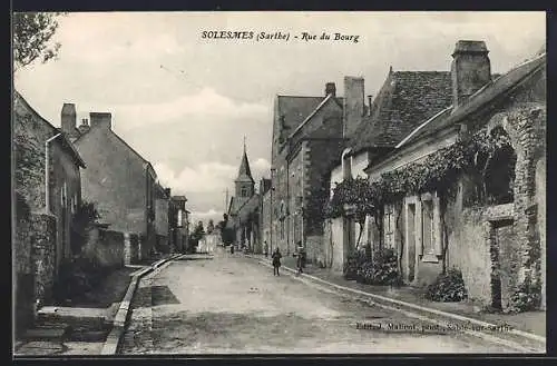 AK Solesmes, Rue du Bourg avec vue sur l`église en arrière-plan