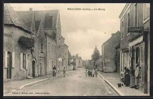 AK Solesmes, Le Bourg avec habitants et commerces