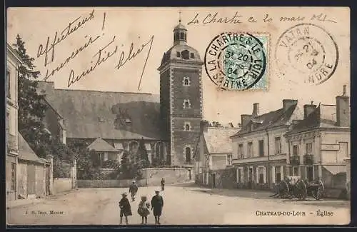 AK Château-du-Loir, Église et rue animée avec passants et voitures à cheval