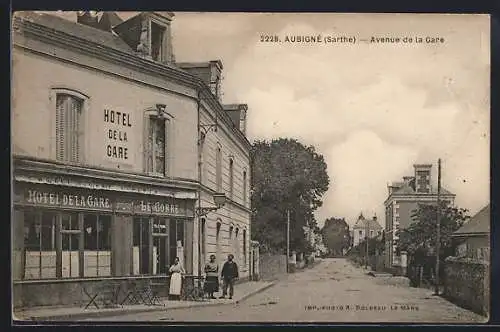 AK Aubigné, Avenue de la Gare avec l`Hôtel de la Gare et passants