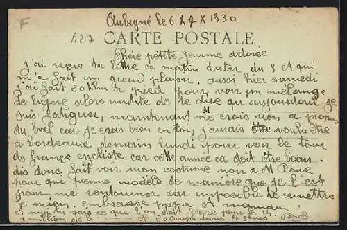 AK Aubigné, Avenue de la Gare avec l`Hôtel de la Gare et passants