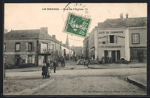 AK La Bazoge, Rue de l`Église animée avec le Café du Commerce et passants