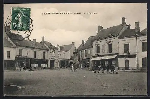 AK Bessé-sur-Braye, Place de la Mairie avec bâtiments et passants