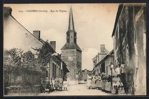 AK Cogners, Rue de l`Église avec habitants devant l`église