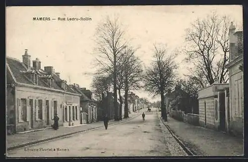 AK Mamers, Rue Ledru-Rollin avec passants et architecture d`époque