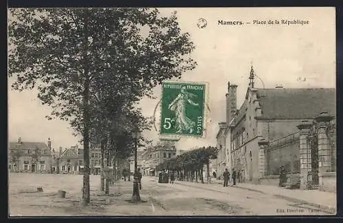 AK Mamers, Place de la République avec arbres alignés et bâtiments historiques