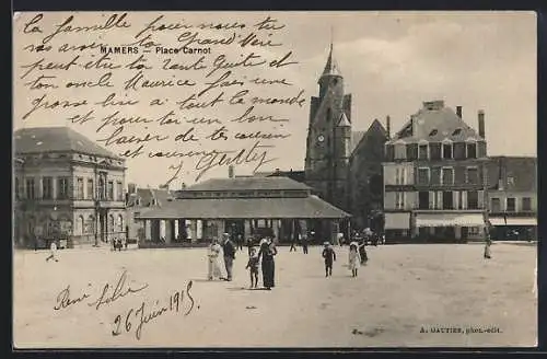 AK Mamers, Place Carnot avec passants et bâtiments historiques