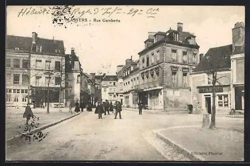 AK Mamers, Rue Gambetta animée avec passants et bâtiments historiques