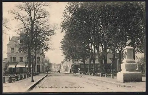 AK Château-du-Loir, Avenue du Mans avec statue et arbres alignés