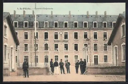 AK La Flèche, Caserne d`infanterie avec soldats devant l`entrée