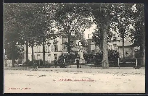 AK La Flèche, Square Léo Delibes avec statue et arbres environnants