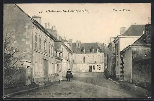 AK Château-du-Loir, Rue de Tivoli avec passants et bâtiments historiques