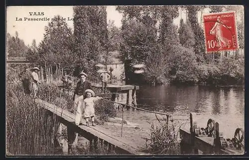 AK Vaas, La Passerelle sur le Loir avec des promeneurs