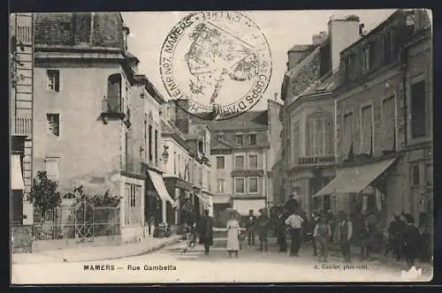 AK Mamers, Rue Gambetta animée avec passants et bâtiments historiques