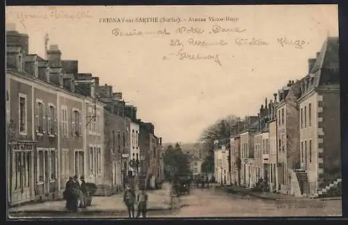 AK Fresnay-sur-Sarthe, Avenue Victor-Hugo animée avec passants et maisons alignées