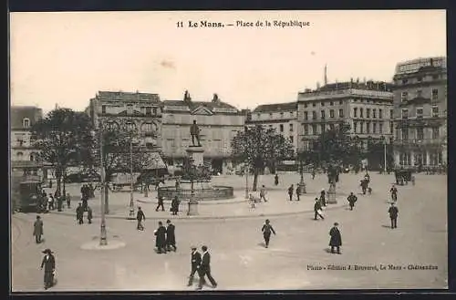 AK Le Mans, Place de la République avec statue et passants