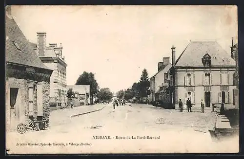 AK Vibraye, Route de La Ferté-Bernard avec bâtiments et passants