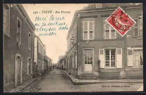 AK Tuffé, Rue Fresnay avec message manuscrit sur une maison