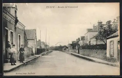 AK Tuffé, Route de Connerré avec passants et maisons bordant la rue