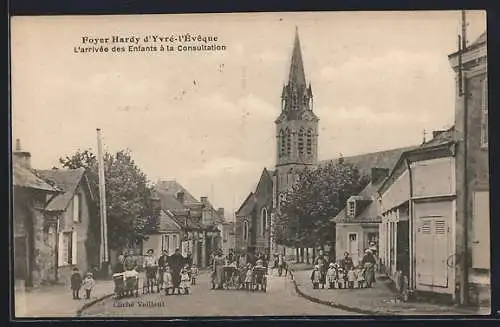 AK Yvré-l`Évêque, Foyer Hardy, Arrivée des enfants à la consultation devant l`église