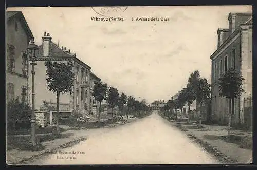 AK Vibraye, Avenue de la Gare avec maisons et arbres alignés