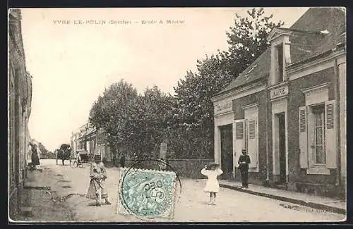 AK Yvré-le-Pôlin, École et Mairie avec passants dans la rue