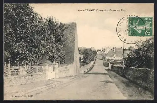 AK Tennie, Route de Neuvy avec vue sur le village et arbres bordant la route