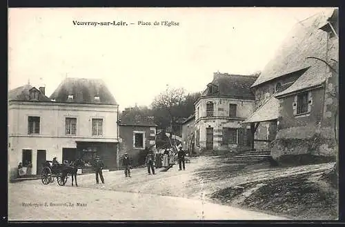 AK Vouvray-sur-Loir, Place de l`Église avec habitants et calèche