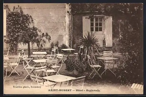 AK Saint-Hubert, Terrasse de l`Hôtel Esplanade avec chaises et tables en plein air