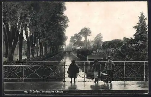 AK Saint-Calais, La Rivière l`Anille et promeneurs sur le pont