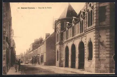 AK Saint-Calais, Rue de la Halle avec bâtiments historiques et passants