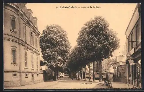 AK Saint-Calais, Avenue de la Gare avec bâtiments et arbres alignés