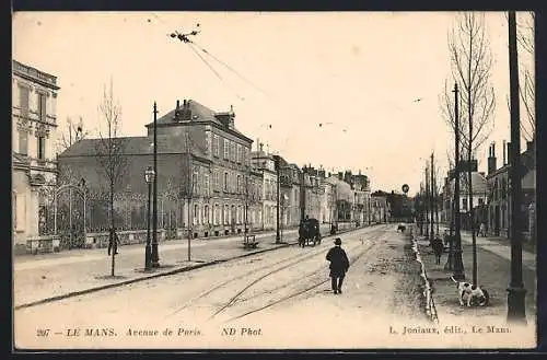 AK Le Mans, Avenue de Paris avec passants et calèche