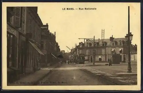 AK Le Mans, Rue Nationale animée avec passants et lampadaires vintage