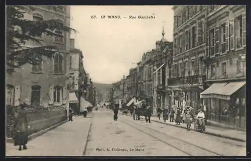 AK Le Mans, Rue Gambetta animée avec passants et magasins