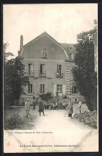 AK La Ferté-Bernard, Ambulance Gambetta devant un bâtiment historique