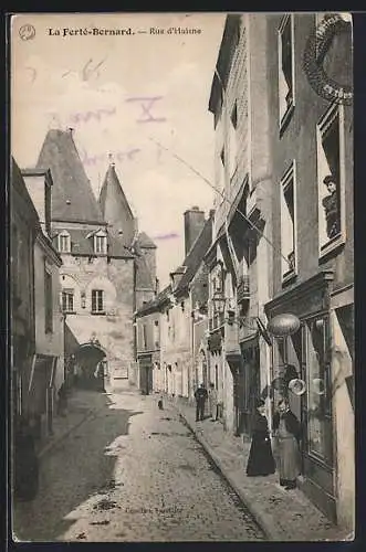 AK La Ferté-Bernard, Rue d`Huisne avec passants et maisons anciennes