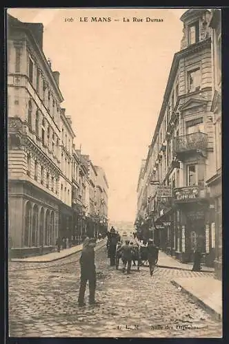 AK Le Mans, La Rue Dumas animée avec passants et bâtiments historiques