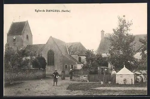 AK Dangeul, Église de Dangeul (Sarthe) et villageois devant l`église