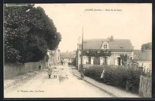 AK Luché, Rue de la Gare avec enfants jouant dans la rue