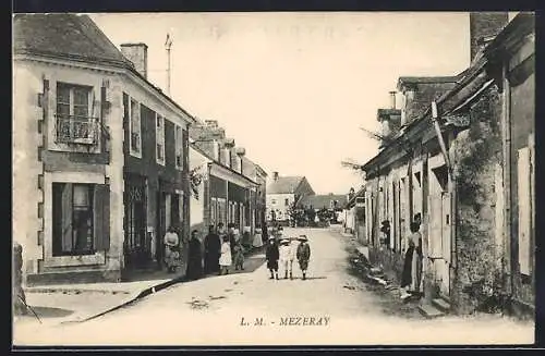 AK Mézeray, Scène de rue animée avec habitants et maisons anciennes