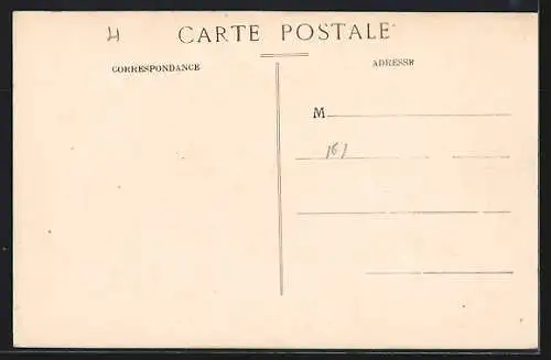 AK Mézeray, Scène de rue animée avec habitants et maisons anciennes