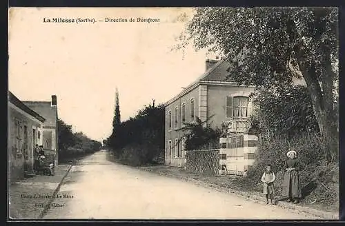 AK La Milesse, Direction de Domfront avec une femme et un enfant sur la route