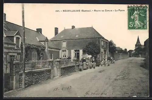 AK Neuvillalais, Route de Conlie, La Poste avec des enfants devant la maison