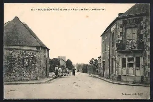 AK Rouessé-Vassé, Route de Sillé-le-Guillaume avec habitants devant les maisons