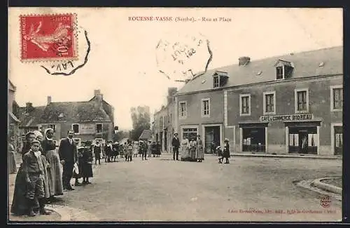 AK Rouessé-Vassé, Rue et Place animées avec habitants et café Bioreau